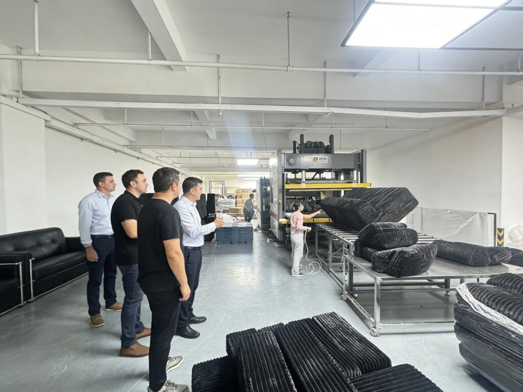 The OEM customer came to visit the factory.