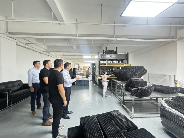 The OEM customer came to visit the factory.